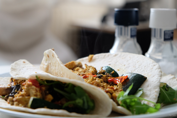 Vegan Challenge - Wrap with vegetables and scrambled tofu