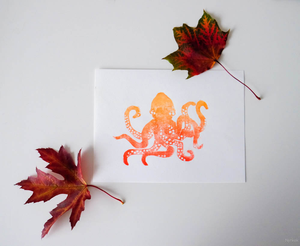 Geel-rood kleurverloop octopusprint met herfstbladeren 